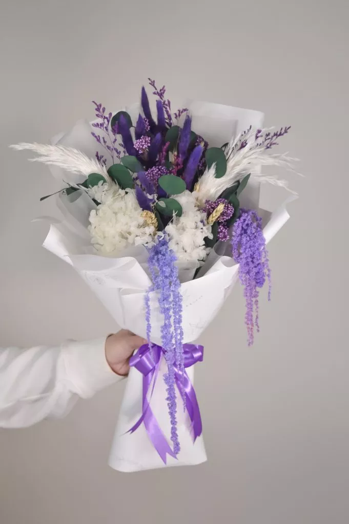 Букет из сухоцветов Лимониум 2шт,эвкалипт стабилизированный 1шт,гортензия сухоцвет 2шт,озотамнус 1шт , лагурус 9шт,амарант 1шт в оформлении под ленту