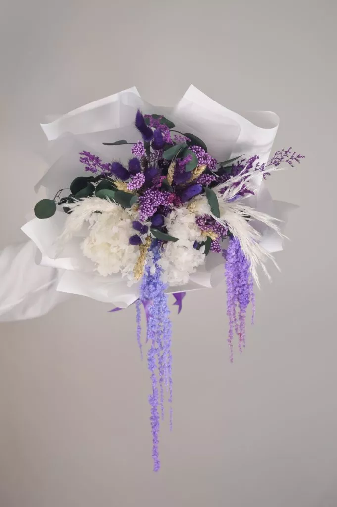 Букет из сухоцветов Лимониум 2шт,эвкалипт стабилизированный 1шт,гортензия сухоцвет 2шт,озотамнус 1шт , лагурус 9шт,амарант 1шт в оформлении под ленту