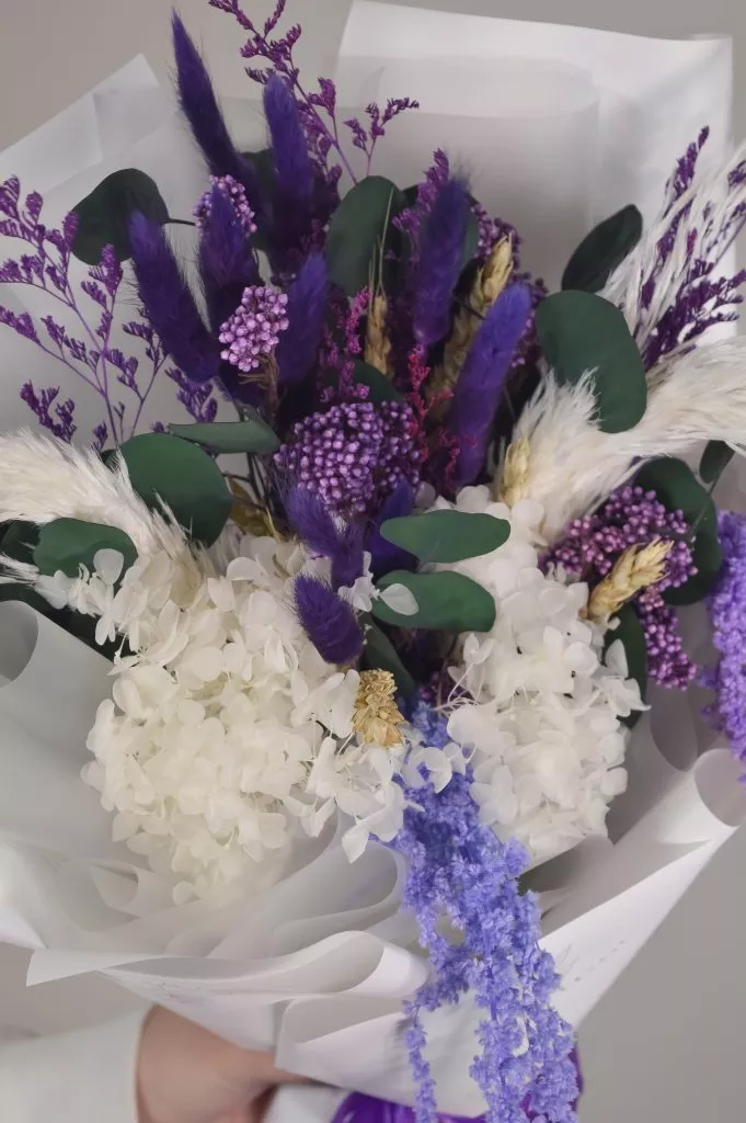 Букет из сухоцветов Лимониум 2шт,эвкалипт стабилизированный 1шт,гортензия сухоцвет 2шт,озотамнус 1шт , лагурус 9шт,амарант 1шт в оформлении под ленту