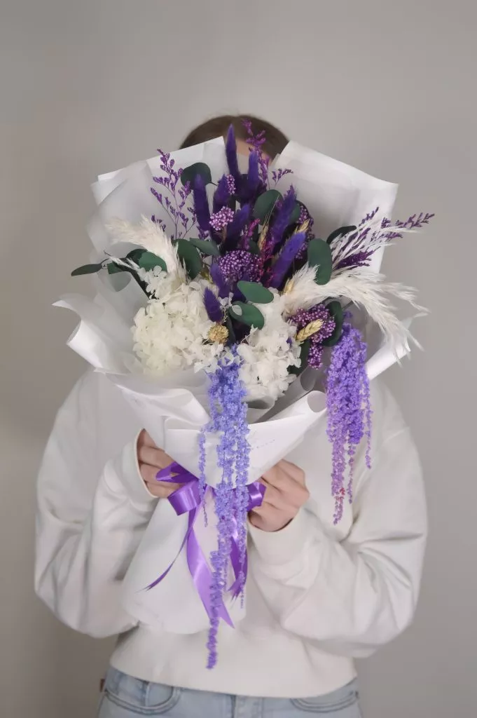 Букет из сухоцветов Лимониум 2шт,эвкалипт стабилизированный 1шт,гортензия сухоцвет 2шт,озотамнус 1шт , лагурус 9шт,амарант 1шт в оформлении под ленту