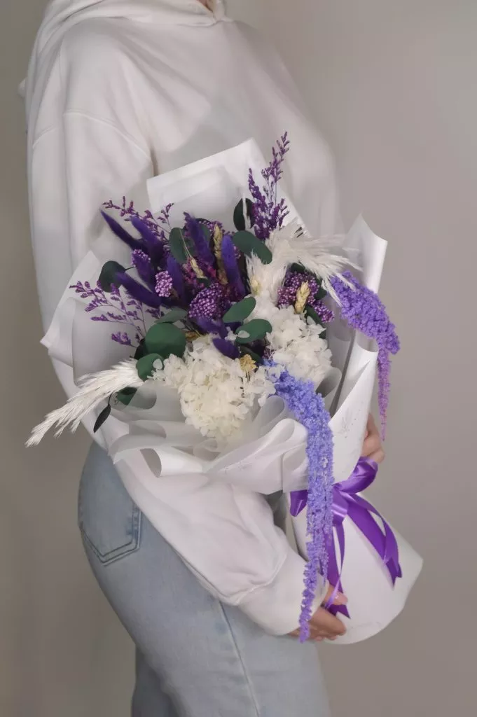 Букет из сухоцветов Лимониум 2шт,эвкалипт стабилизированный 1шт,гортензия сухоцвет 2шт,озотамнус 1шт , лагурус 9шт,амарант 1шт в оформлении под ленту