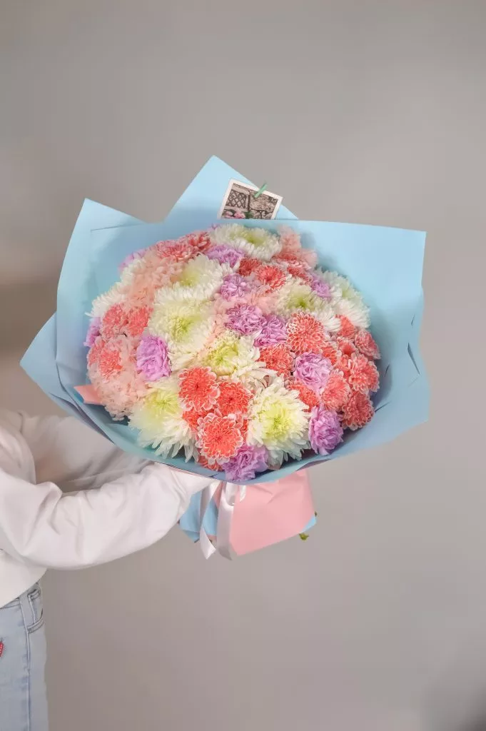 Сборный букет из Одноголовой хризантемы белого цвета,гвоздика одноголовая розовая,хризантема кустовая кораллового цвета в оформлении под ленту