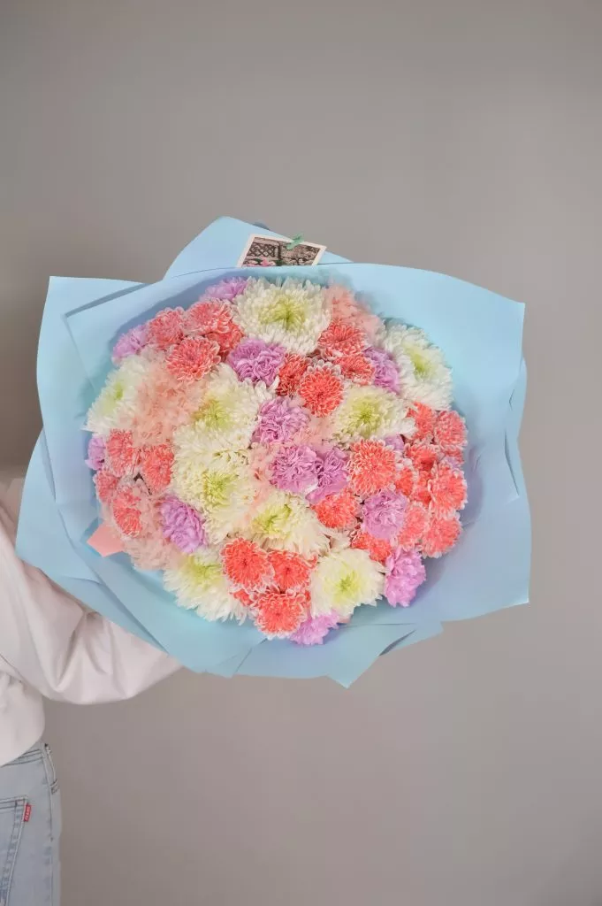 Сборный букет из Одноголовой хризантемы белого цвета,гвоздика одноголовая розовая,хризантема кустовая кораллового цвета в оформлении под ленту