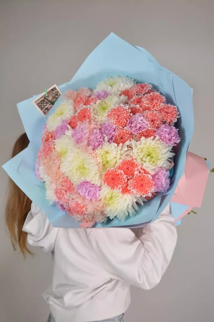 Сборный букет из Одноголовой хризантемы белого цвета,гвоздика одноголовая розовая,хризантема кустовая кораллового цвета в оформлении под ленту