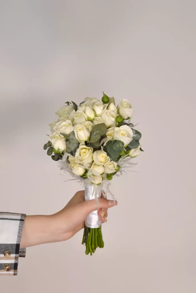 Свадебный букет из кустовой розы белого цвета15шт,эвкалипта под ленту