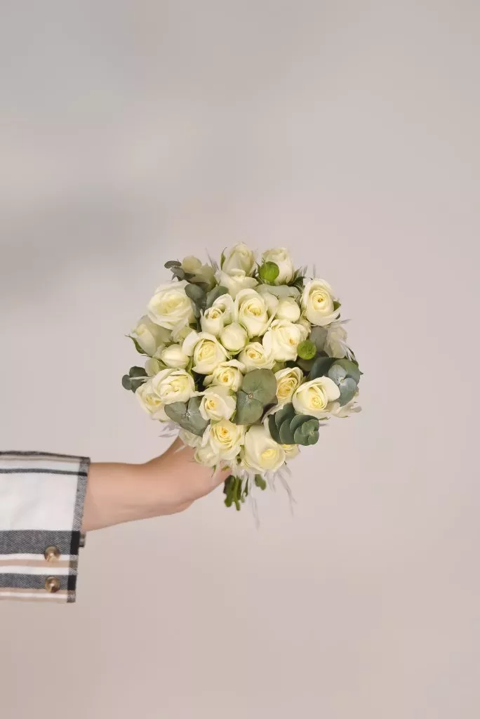 Свадебный букет из кустовой розы белого цвета15шт,эвкалипта под ленту