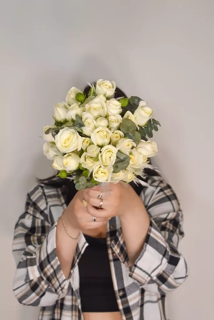 Свадебный букет из кустовой розы белого цвета15шт,эвкалипта под ленту