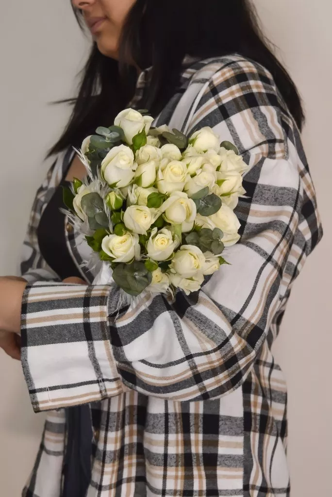 Свадебный букет из кустовой розы белого цвета15шт,эвкалипта под ленту