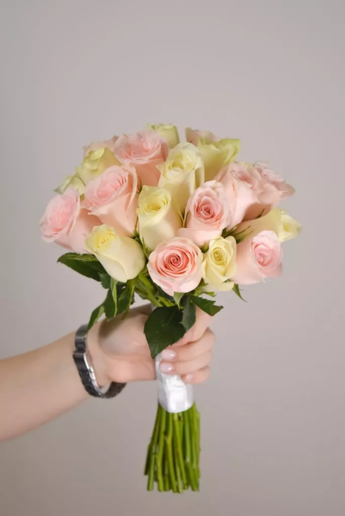 Свадебный букет из роз 40 см 25шт нежно-розовые,белые под ленту