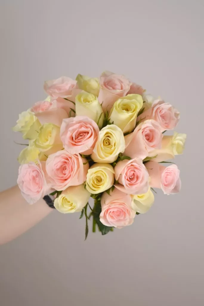 Свадебный букет из роз 40 см 25шт нежно-розовые,белые под ленту