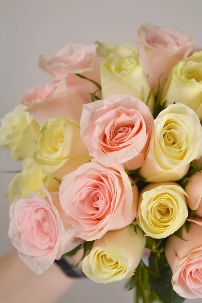 Свадебный букет из роз 40 см 25шт нежно-розовые,белые под ленту