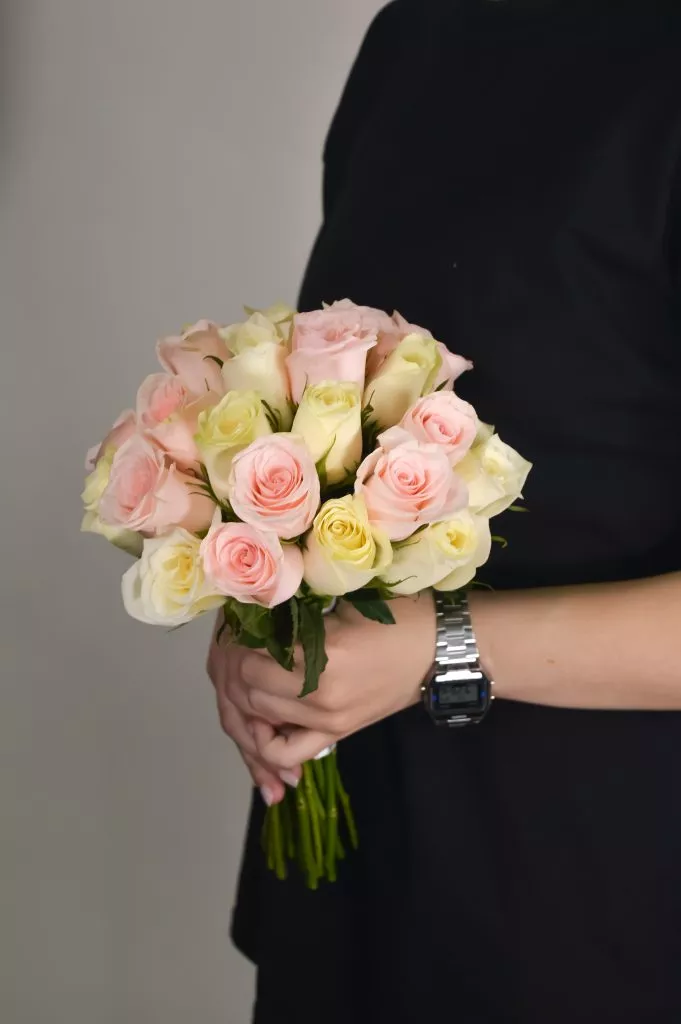 Свадебный букет из роз 40 см 25шт нежно-розовые,белые под ленту