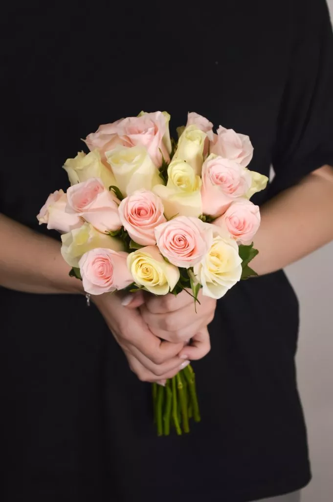 Свадебный букет из роз 40 см 25шт нежно-розовые,белые под ленту