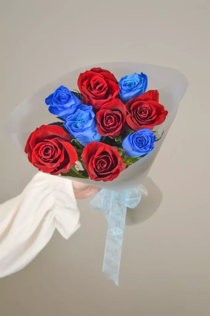 Роза 40 см 9шт красная и синяя в оформлении под ленту