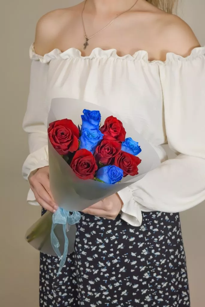 Роза 40 см 9шт красная и синяя в оформлении под ленту
