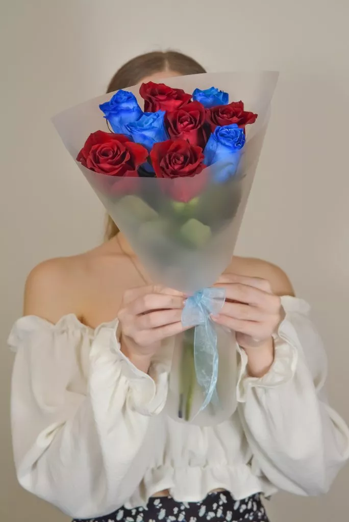 Роза 40 см 9шт синие,красные в оформлении под ленту