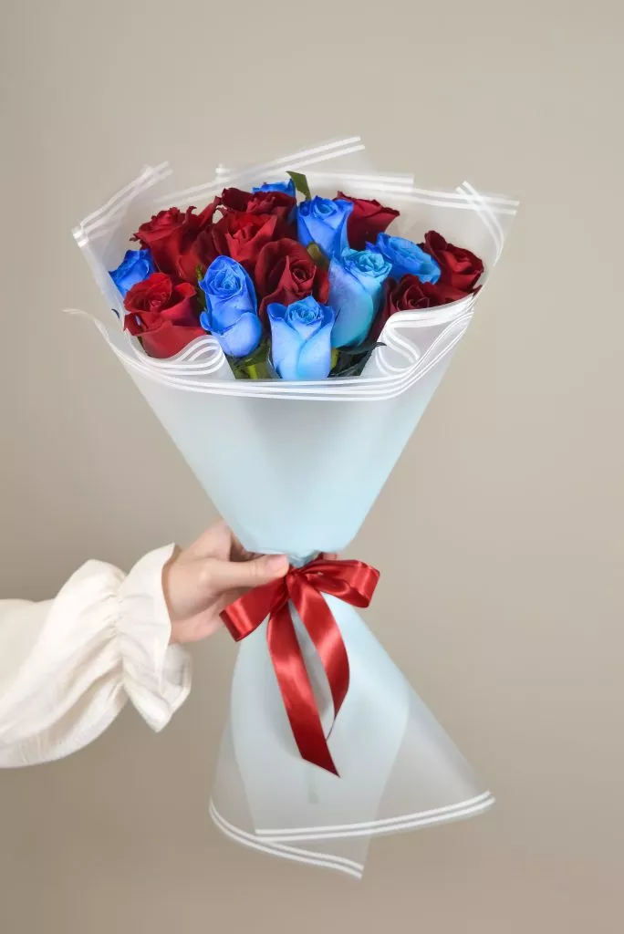 Роза 40 см 15шт синие,красные в оформлении под ленту
