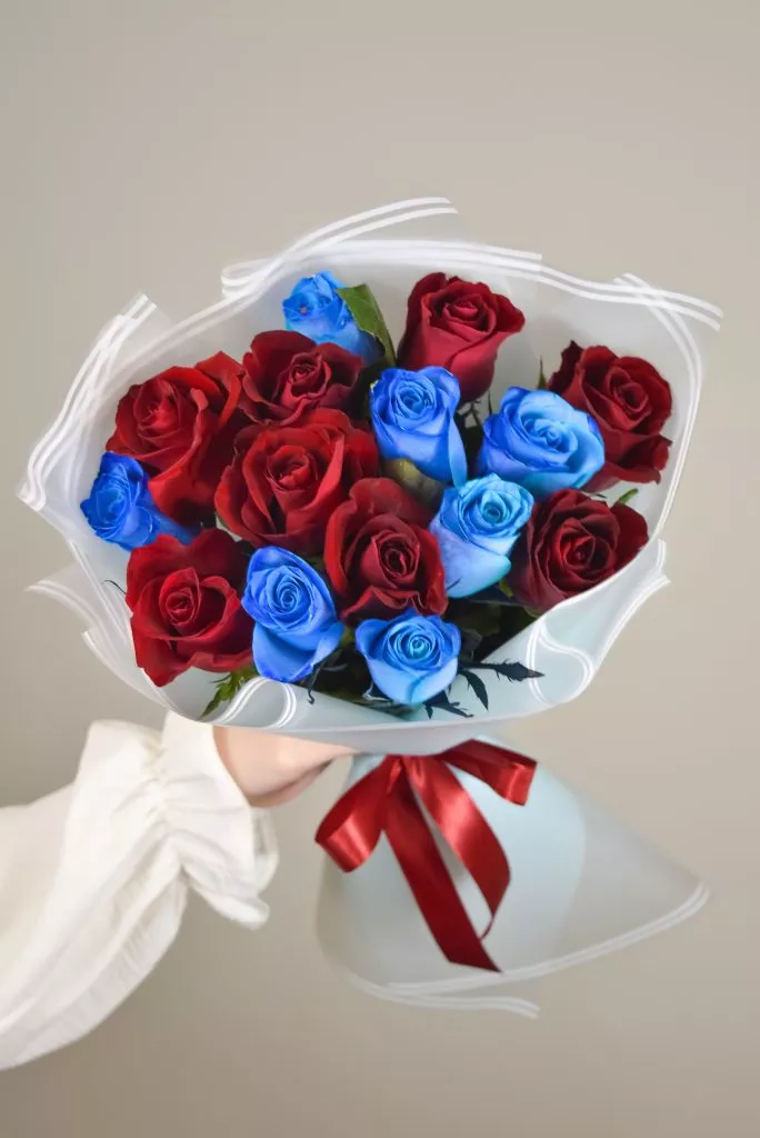 Роза 40 см 15шт синие,красные в оформлении под ленту