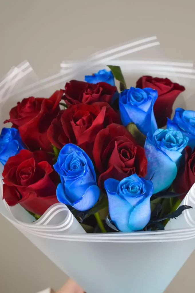 Роза 40 см 15шт синие,красные в оформлении под ленту