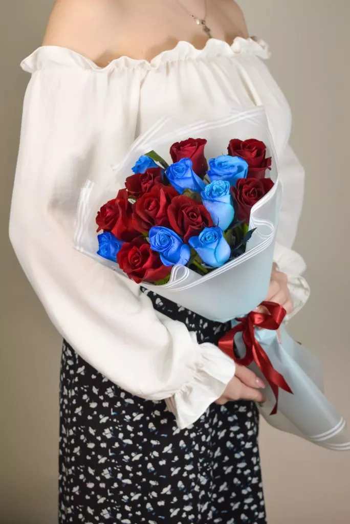 Роза 40 см 15шт синие,красные в оформлении под ленту