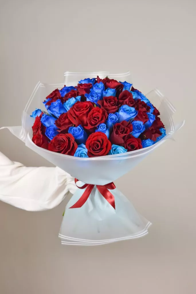 Роза 40 см 51шт синие,красные в оформлении под ленту