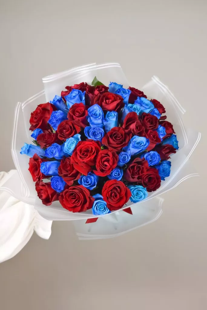 Роза 40 см 51шт синие,красные в оформлении под ленту