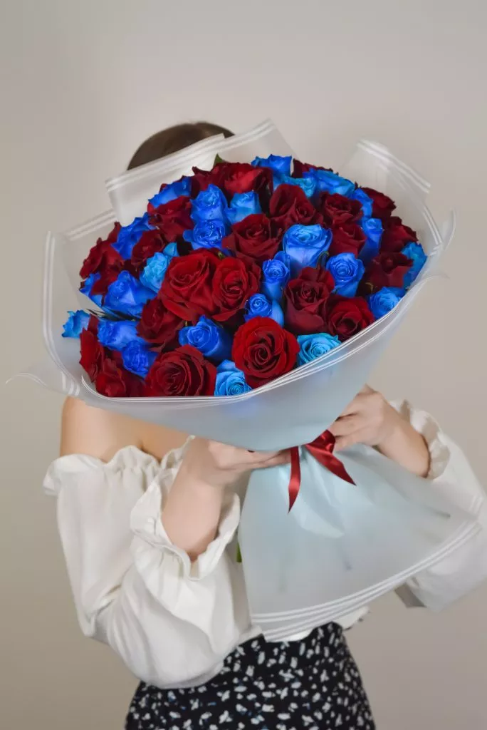 Роза 40 см 51шт синие,красные в оформлении под ленту