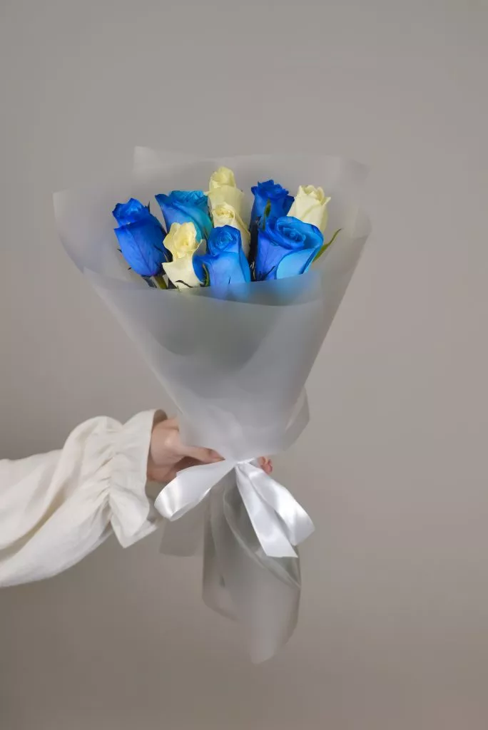 Роза 40 см 9шт синие,белые в оформлении под ленту