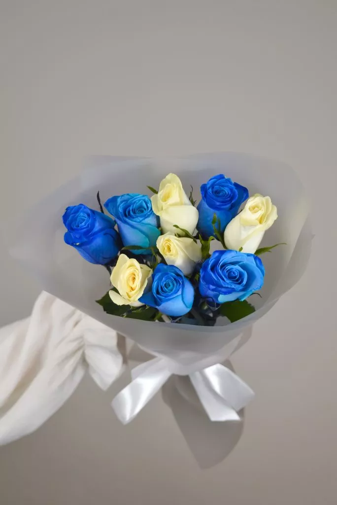 Роза 40 см 9шт синие,белые в оформлении под ленту