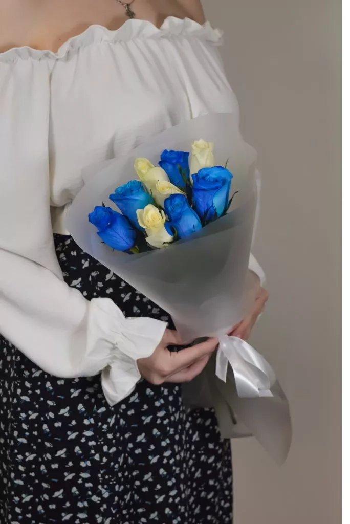 Роза 40 см 9шт синие,белые в оформлении под ленту