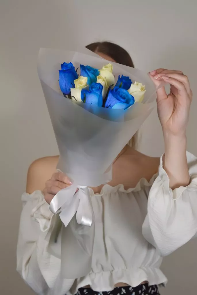 Роза 40 см 9шт синие,белые в оформлении под ленту