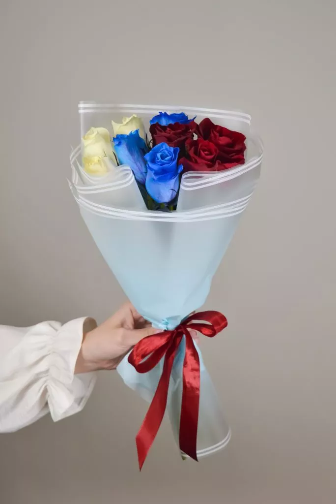 Роза 40 см 9шт белые,синие,красные в оформлении под ленту