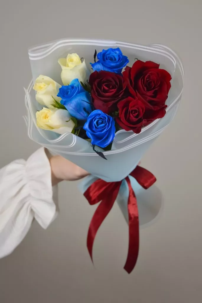 Роза 40 см 9шт белые,синие,красные в оформлении под ленту