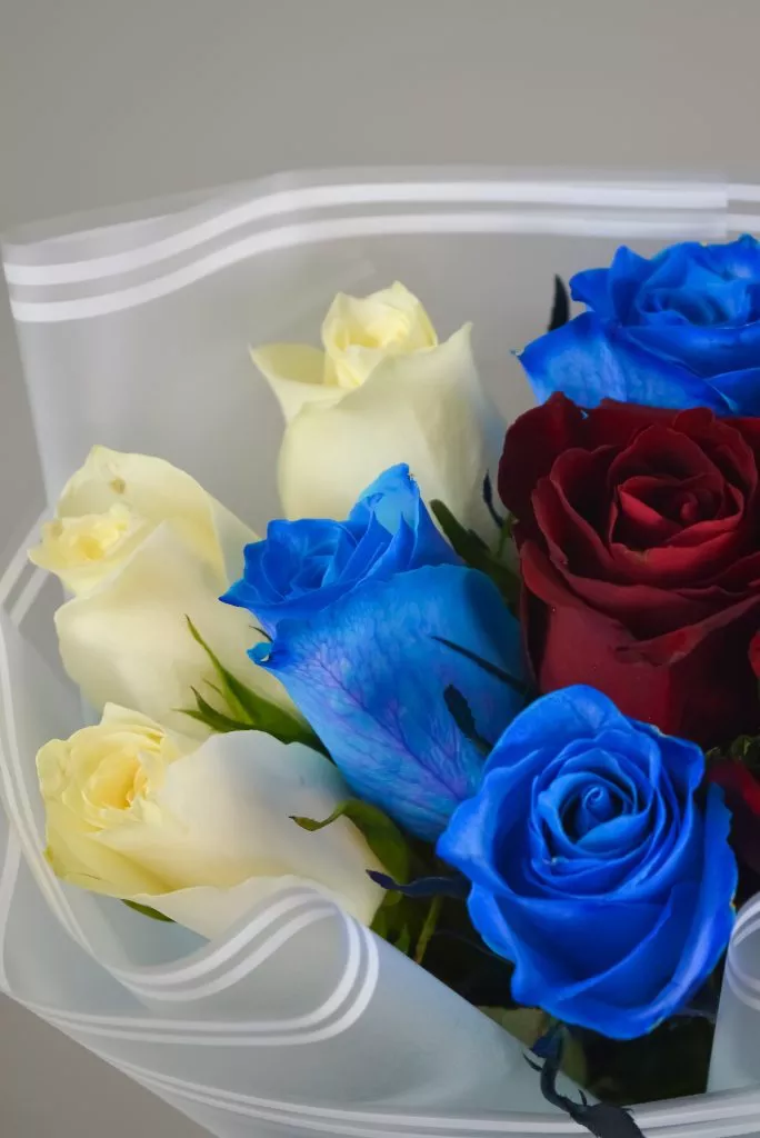 Роза 40 см 9шт белые,синие,красные в оформлении под ленту
