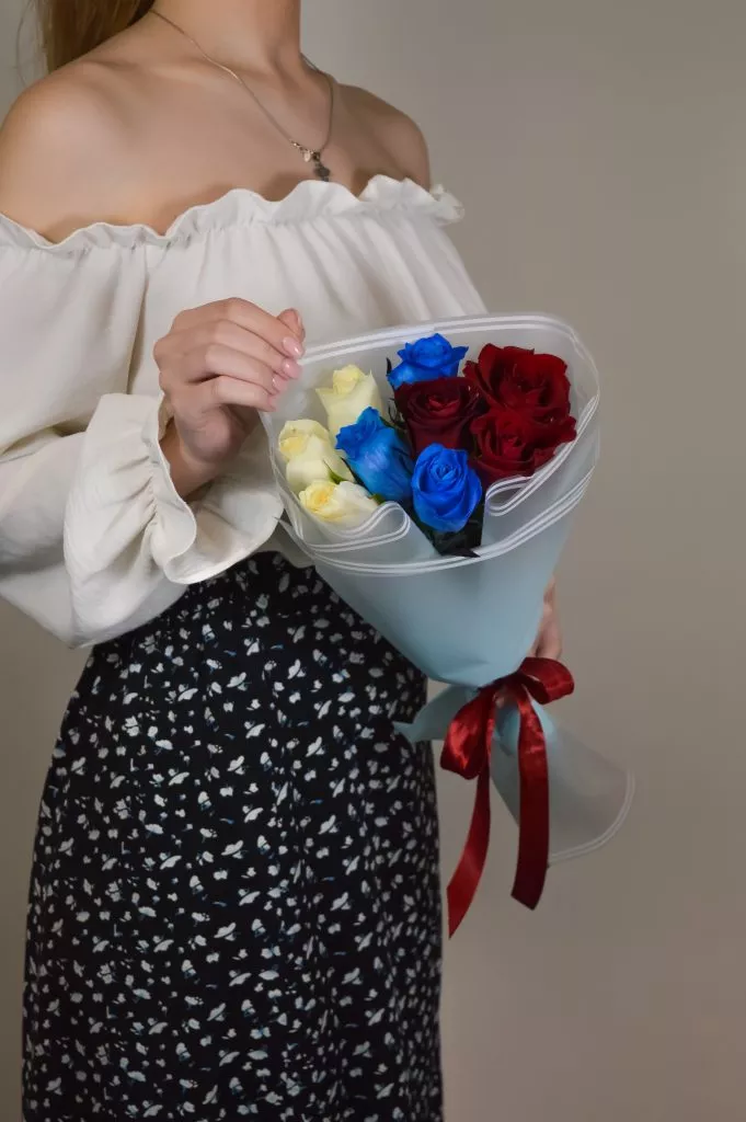 Роза 40 см 9шт белые,синие,красные в оформлении под ленту