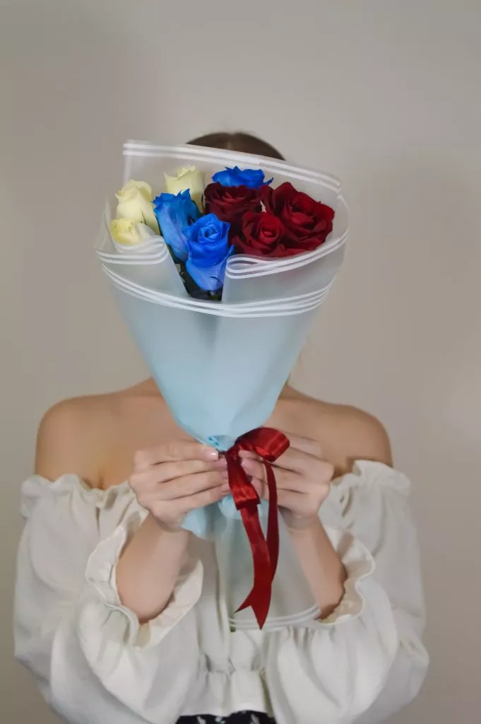 Роза 40 см 9шт белые,синие,красные в оформлении под ленту