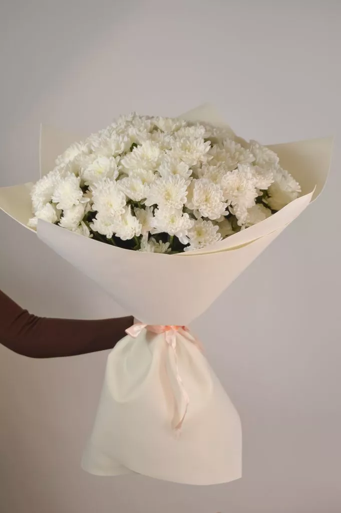 Букет из 15 кустовых хризантем в упаковке