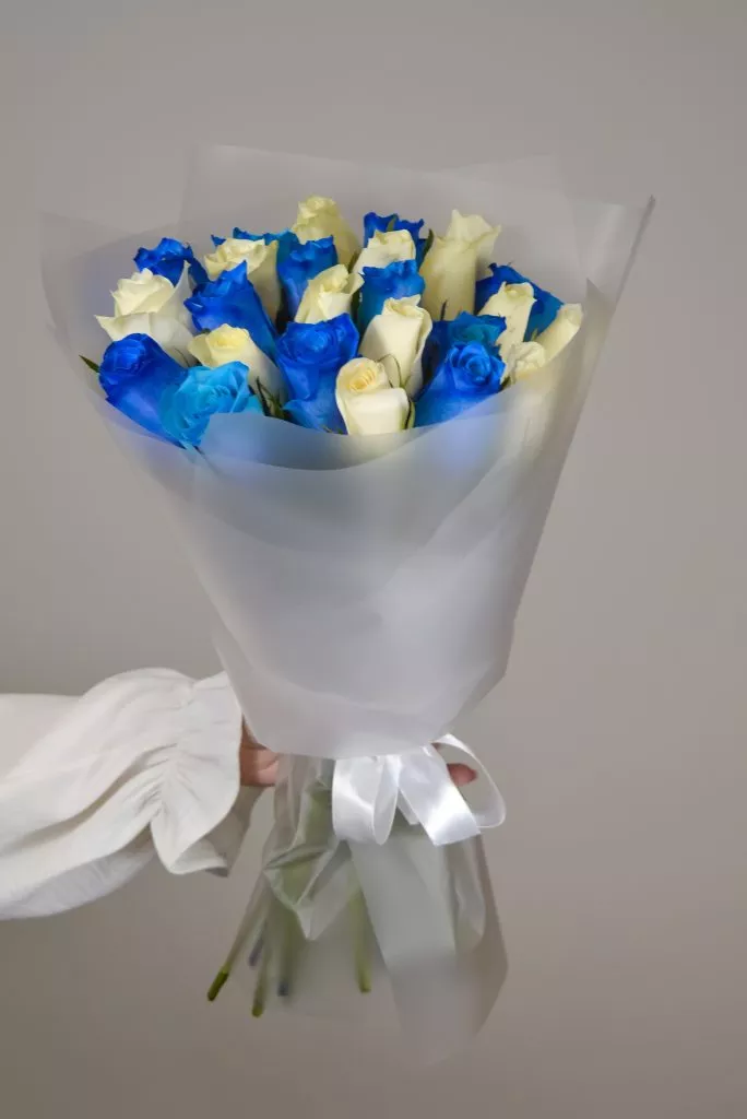 Роза 40 см 25шт белые,синие в оформлении под ленту