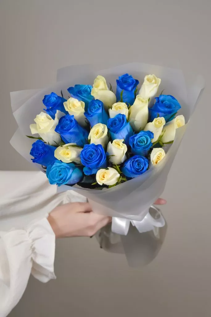 Роза 40 см 25шт белые,синие в оформлении под ленту