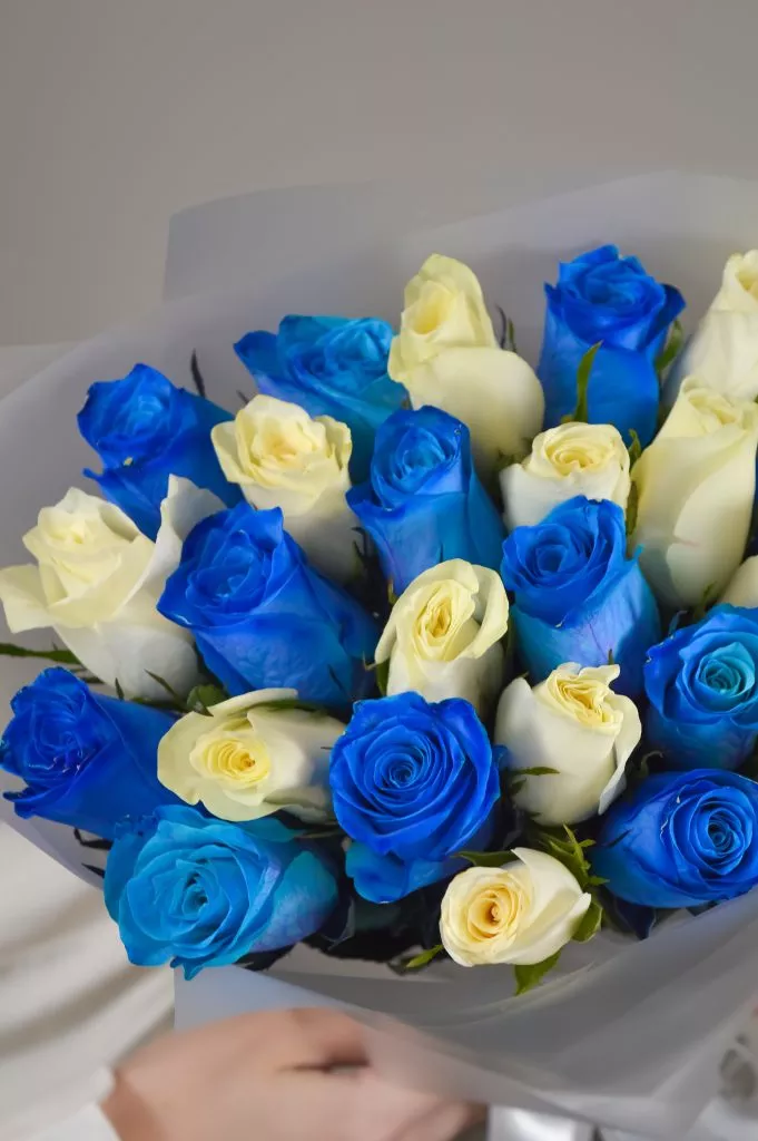 Роза 40 см 25шт белые,синие в оформлении под ленту