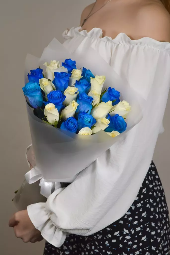 Роза 40 см 25шт белые,синие в оформлении под ленту