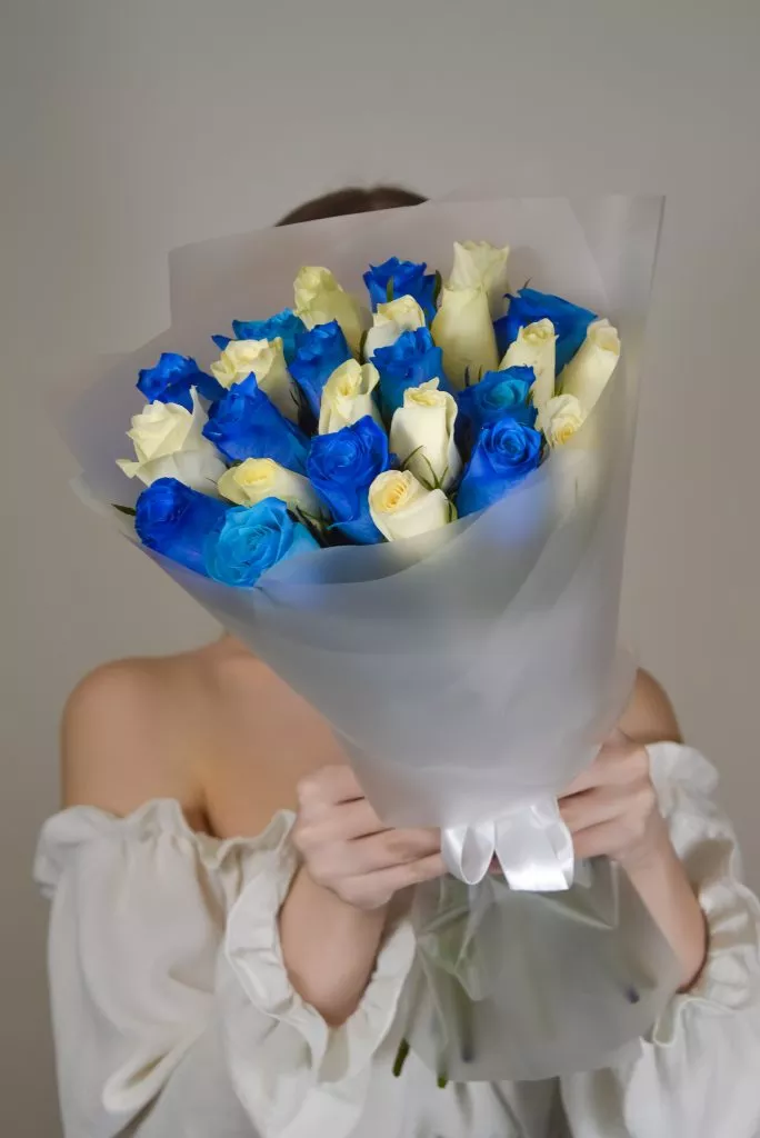 Роза 40 см 25шт белые,синие в оформлении под ленту