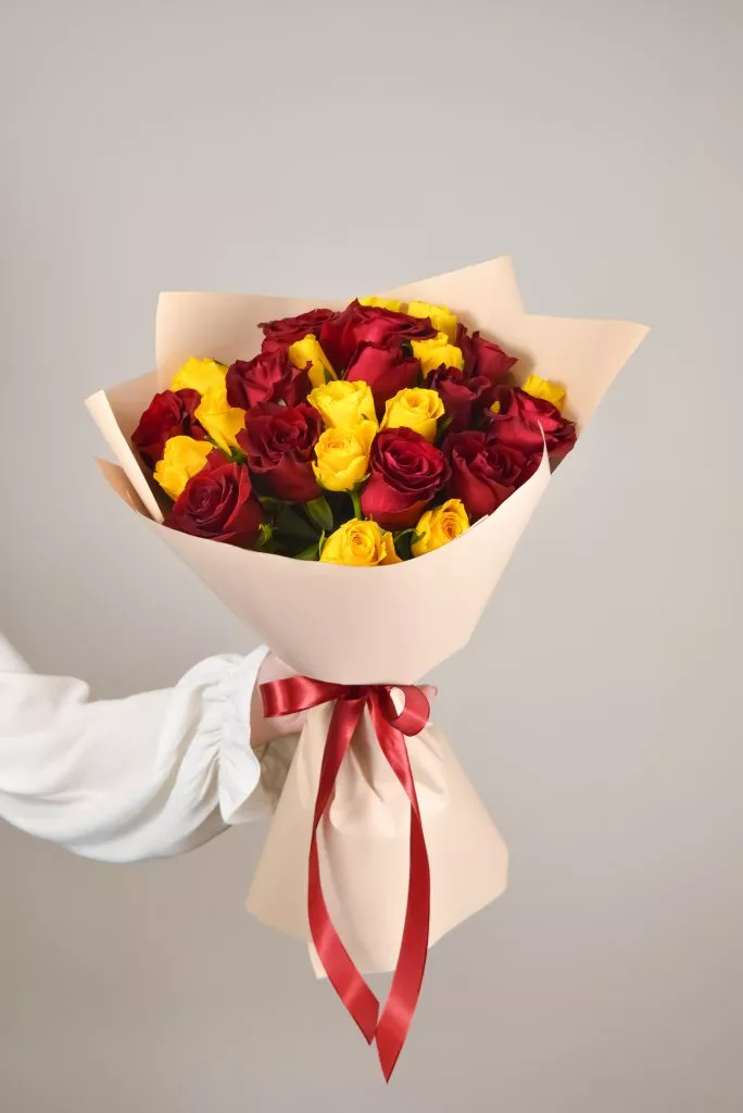Роза 40 см 25шт красные,жёлтые в оформлении под ленту