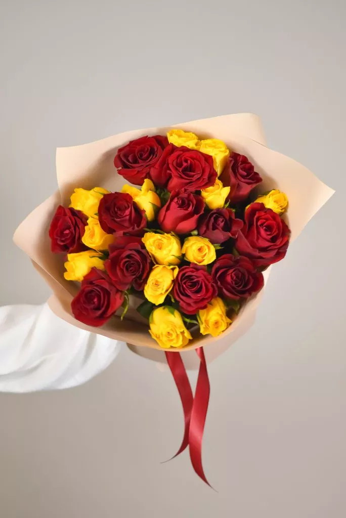 Роза 40 см 25шт красные,жёлтые в оформлении под ленту