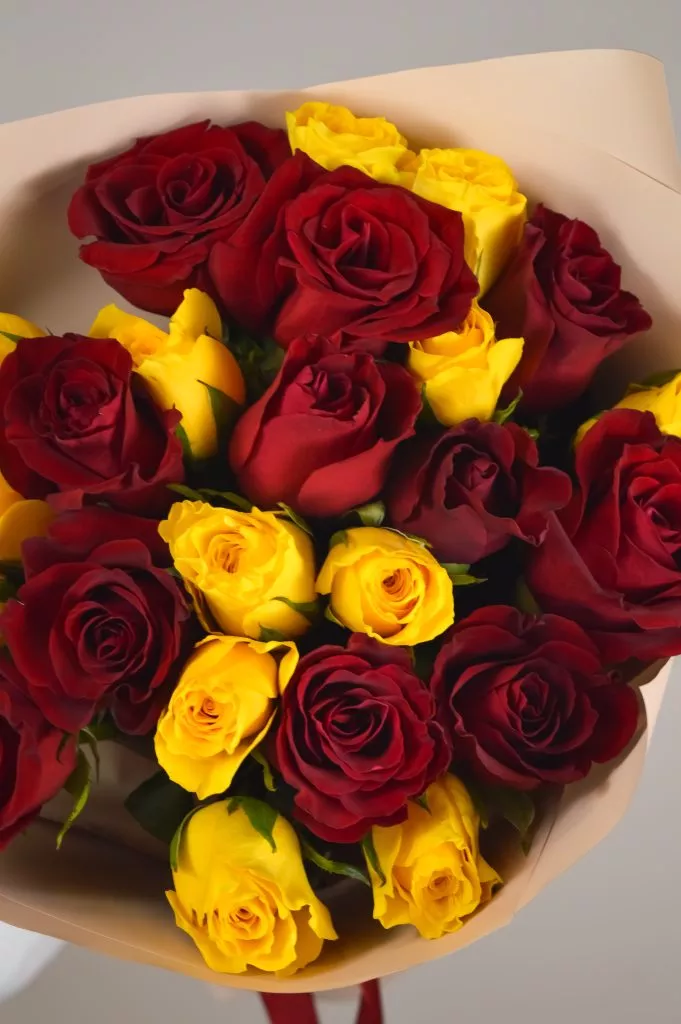 Роза 40 см 25шт красные,жёлтые в оформлении под ленту