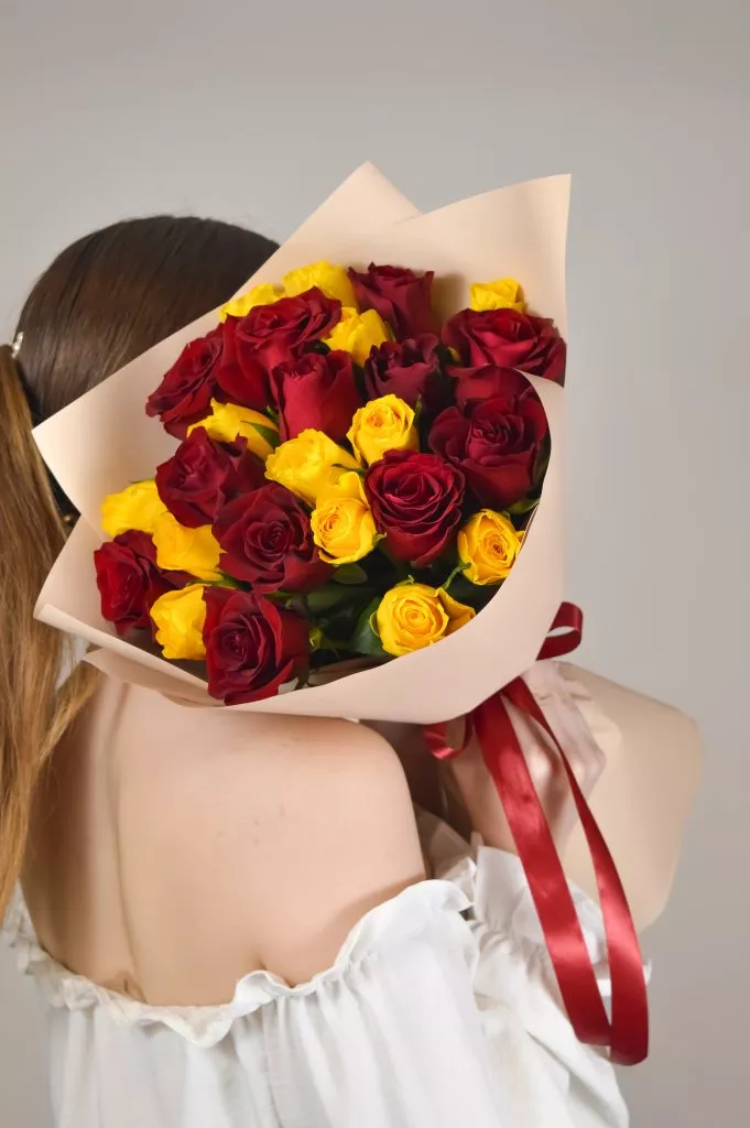 Роза 40 см 25шт красные,жёлтые в оформлении под ленту