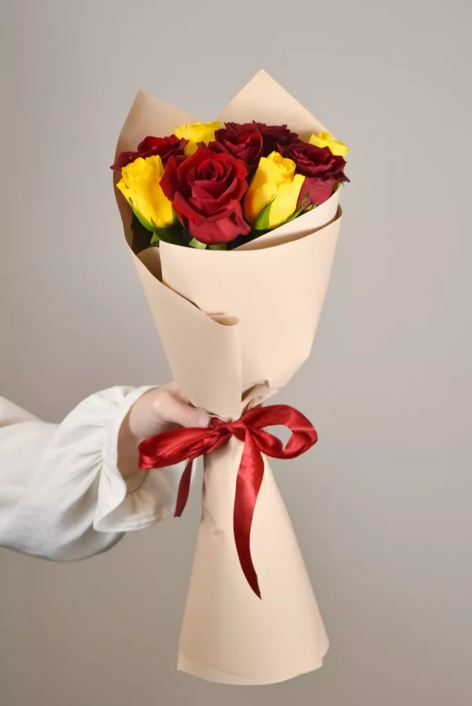 Роза 40см 9шт красные,жёлтые в оформлении под ленту