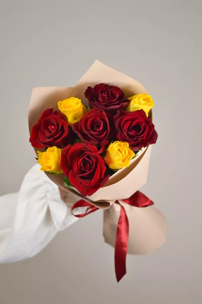 Роза 40см 9шт красные,жёлтые в оформлении под ленту