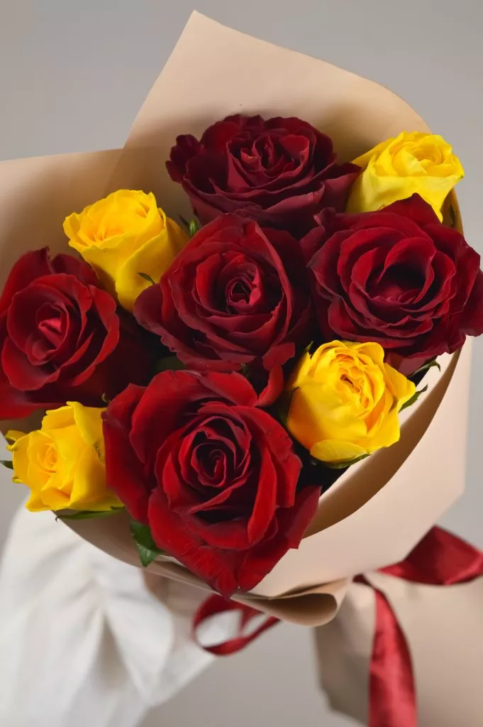 Роза 40см 9шт красные,жёлтые в оформлении под ленту