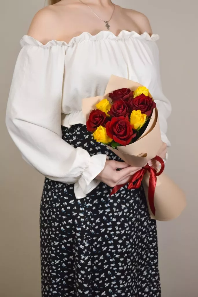 Роза 40см 9шт красные,жёлтые в оформлении под ленту